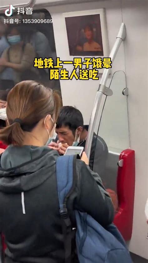 济南一男子地铁上晕倒 自述没钱吃饭